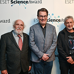 Nositel Nobelovy ceny Michel Mayor, populizátor vědy David Eicher a spoluzakladatel festivalu Starmus Garik Israelian