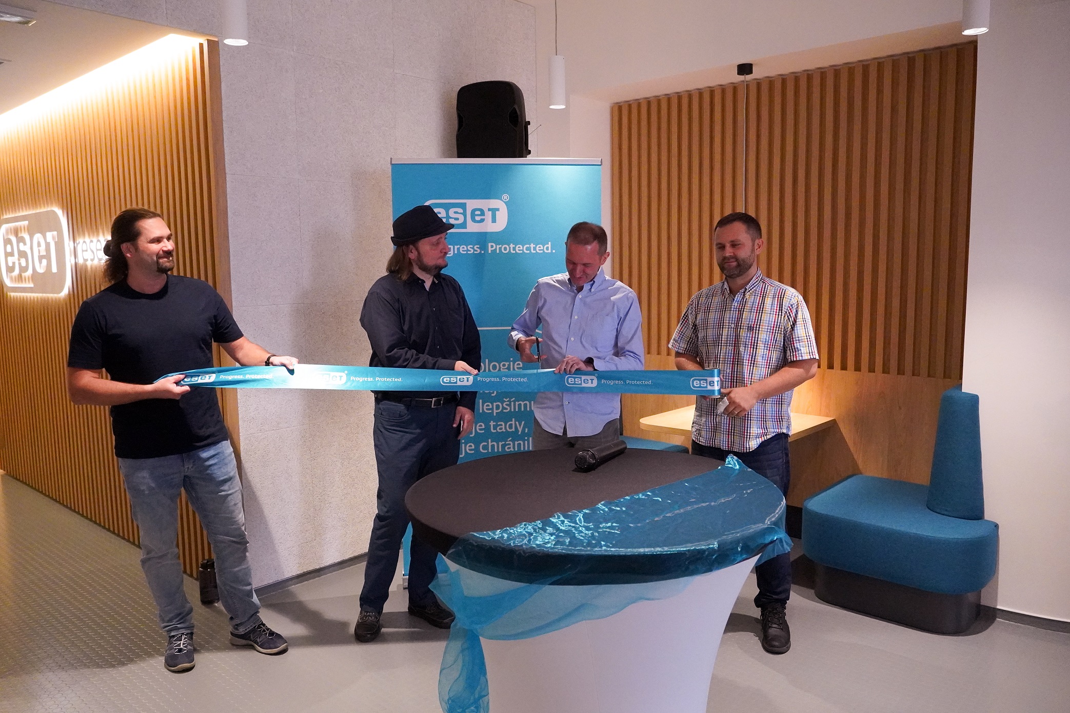 Zleva: Juraj Malcho (CTO), Robert Šuman (vedoucí pražského viruslabu), Palo Luka (COO), Martin Mojžíš (Operations Manager pro pobočky ESET Research CZ)) Slavnostní otevření nových kanceláří pobočky ESET Research v Praze