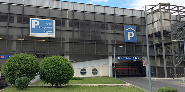 Parkoló a Fehér út felől Az Árkád bevásárlóközpont parkolójának másik bejárata