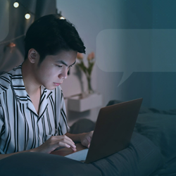 תמונה איש עובד עם הלפטופ שלו שמונח על כרית