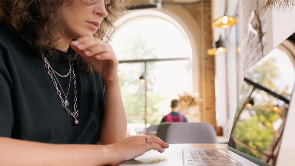 Lady on laptop in cafe